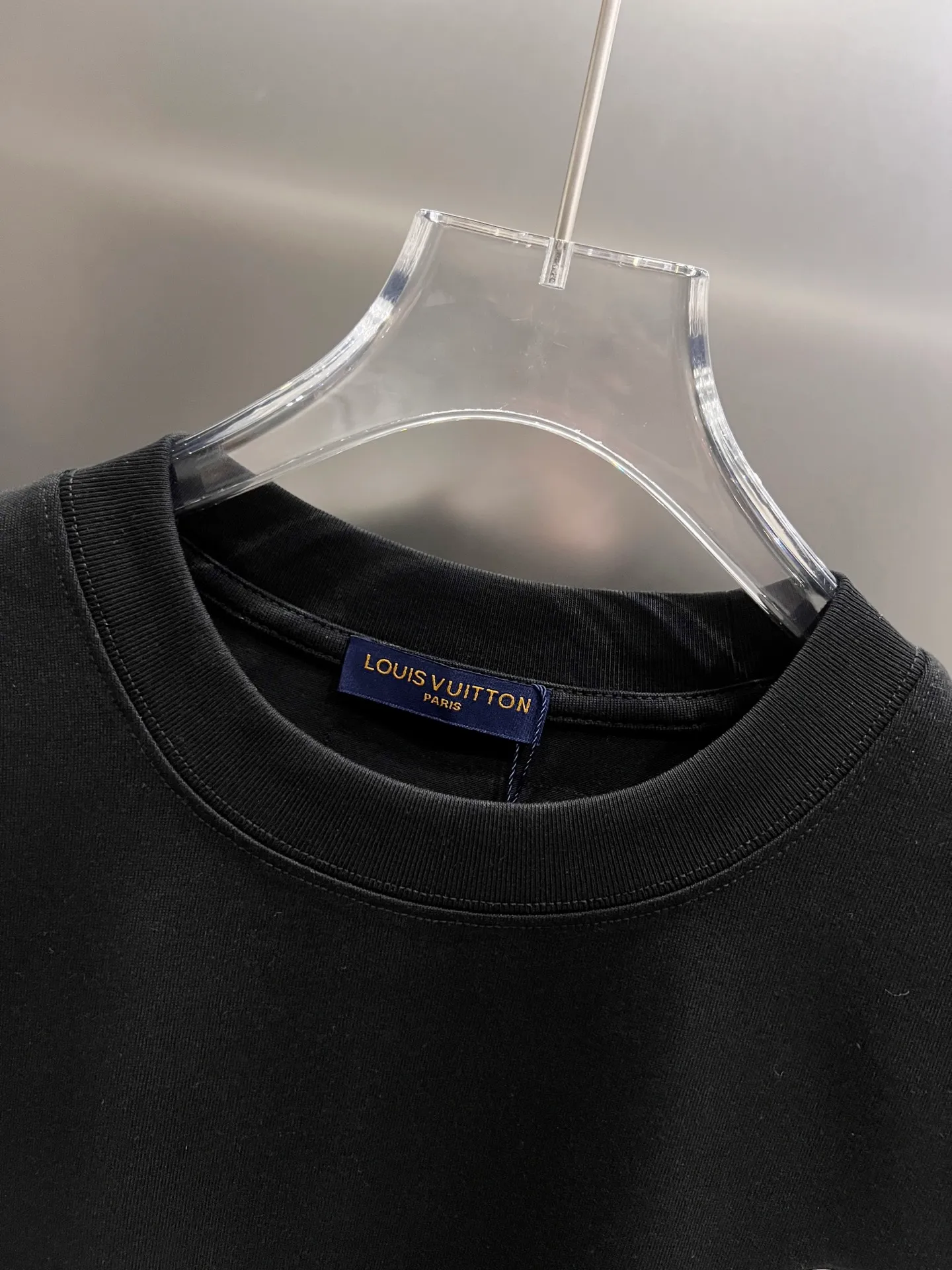 🅿️190 1v Louis* 2025 autumn and winter new style, classic letter three-dimensional foam printing technology design, high-end version! Highly breathable and comfortable, customized double yarn plain cotton fabric. Short-sleeved T-shirt. Same style for men and women. Sizes S M L XL XXL Five sizes black white